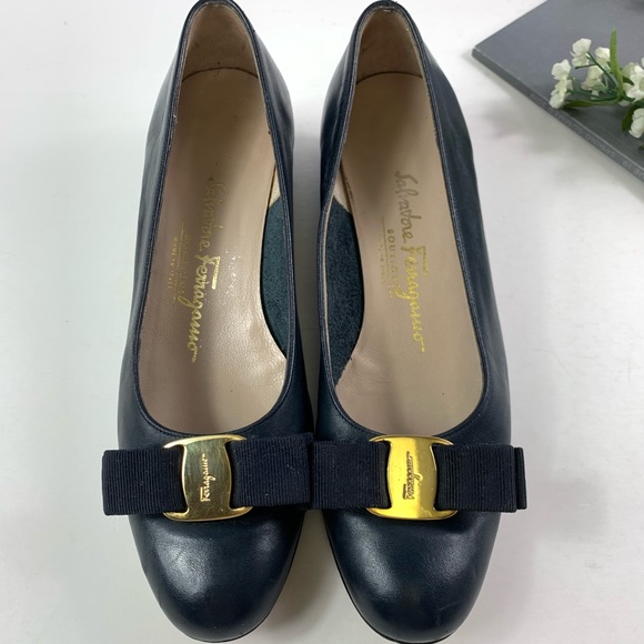 Sold! Salvatore Ferragamo Vara Pump Blue Shoes - Picture 2 of 10